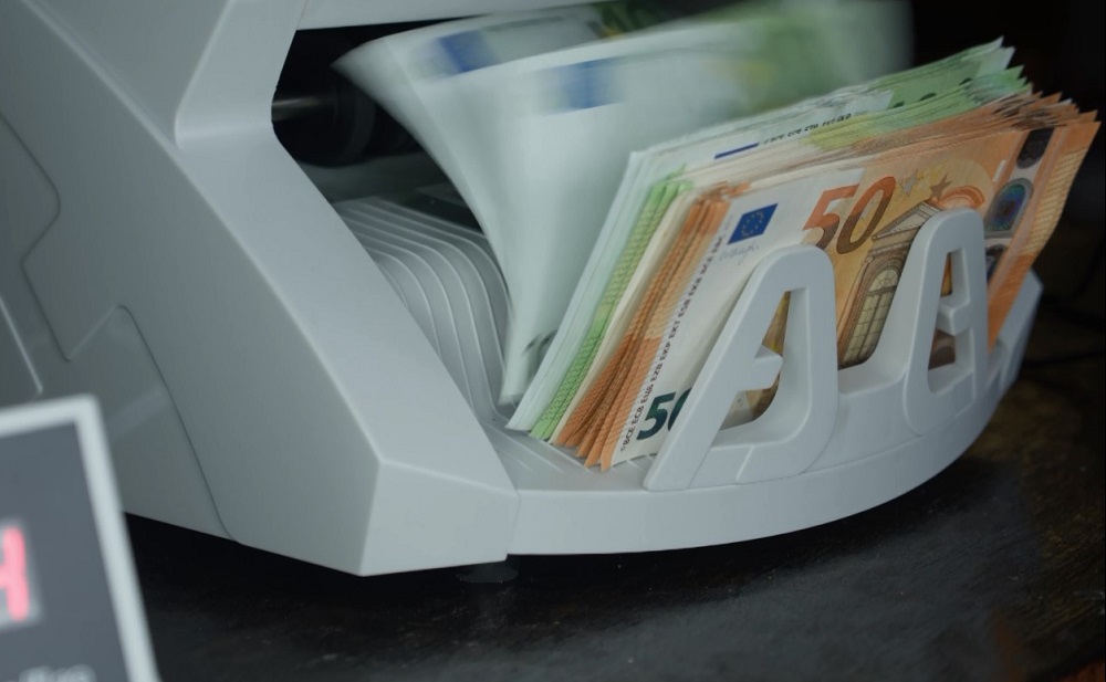 Euro bie përsëri, arrin rekord të ri në 95.32 lekë